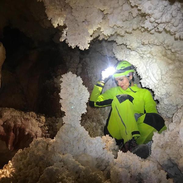 سفر هیجان انگیز زن ایرانی به غار های ناشناخته جهان